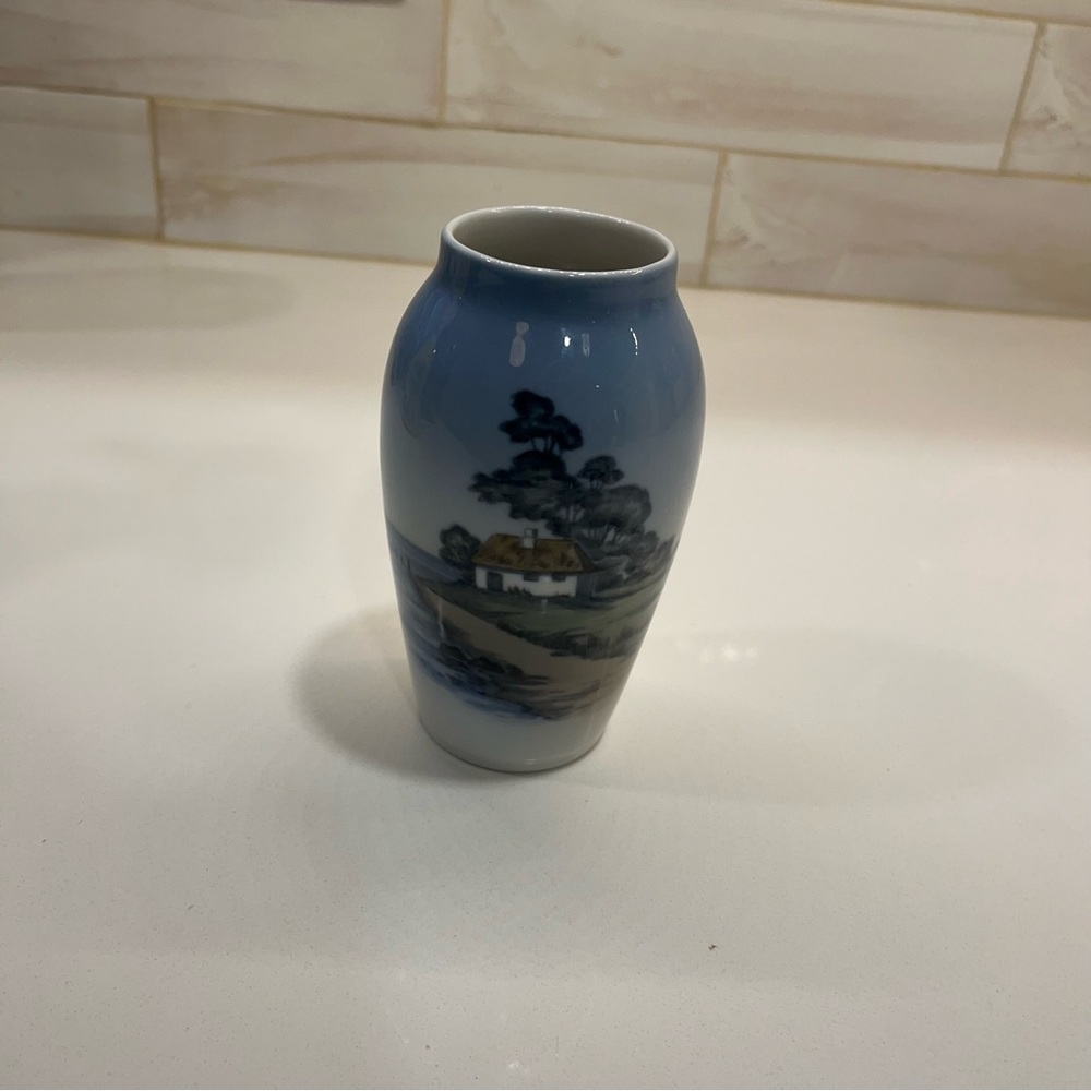 Royal Copenhagen vase 5” tall farm 2887 88.7